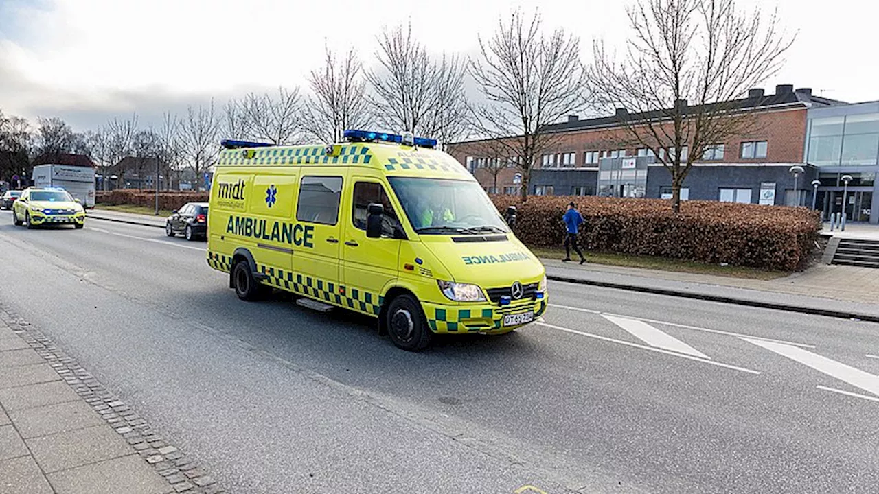 Kørt på sygehus efter uheld: - Bilen er fuldstændig smadret