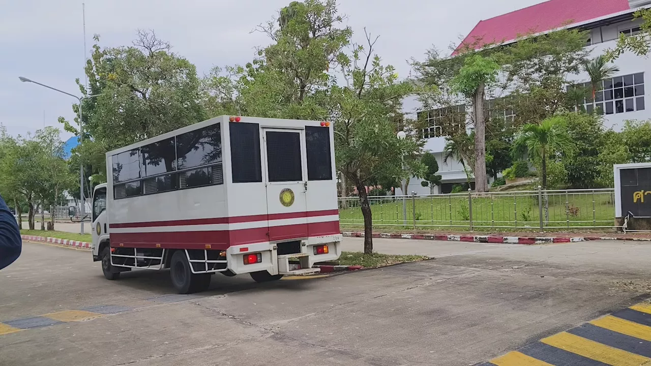 Penyanyi dialek Kelantan, lima rakan tiba di Mahkamah Narathiwat