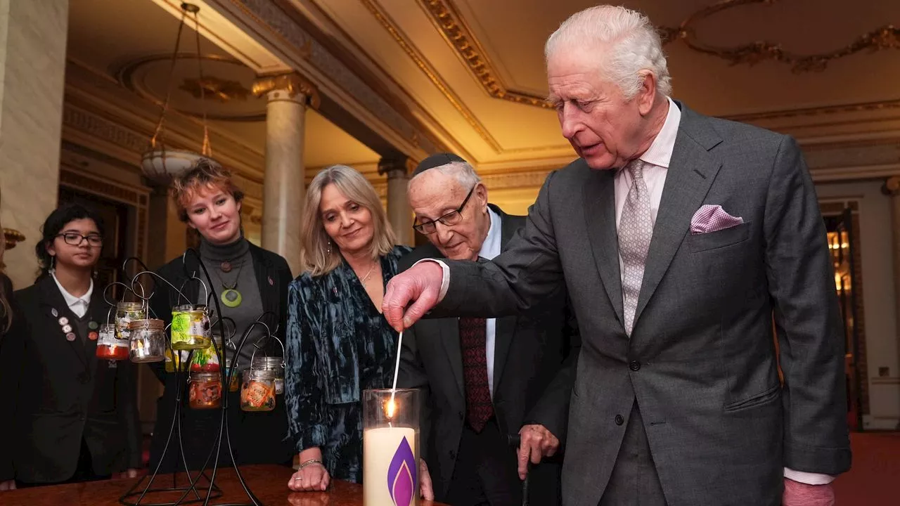 Carlos III asistirá a los actos de conmemoración del 80º aniversario de la liberación de Auschwitz (y podría coincidir con Felipe VI y Letizia)