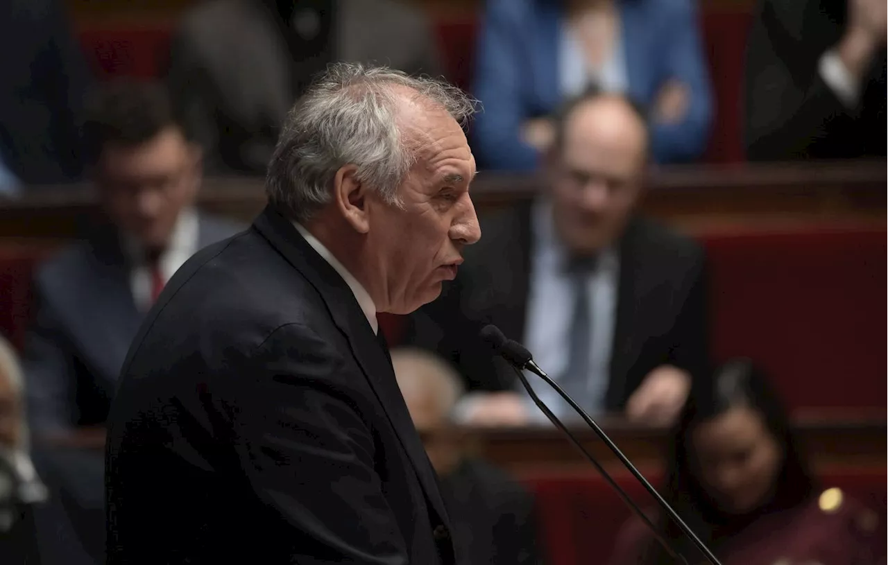 François Bayrou tente de séduire le PS pour consolider son pouvoir