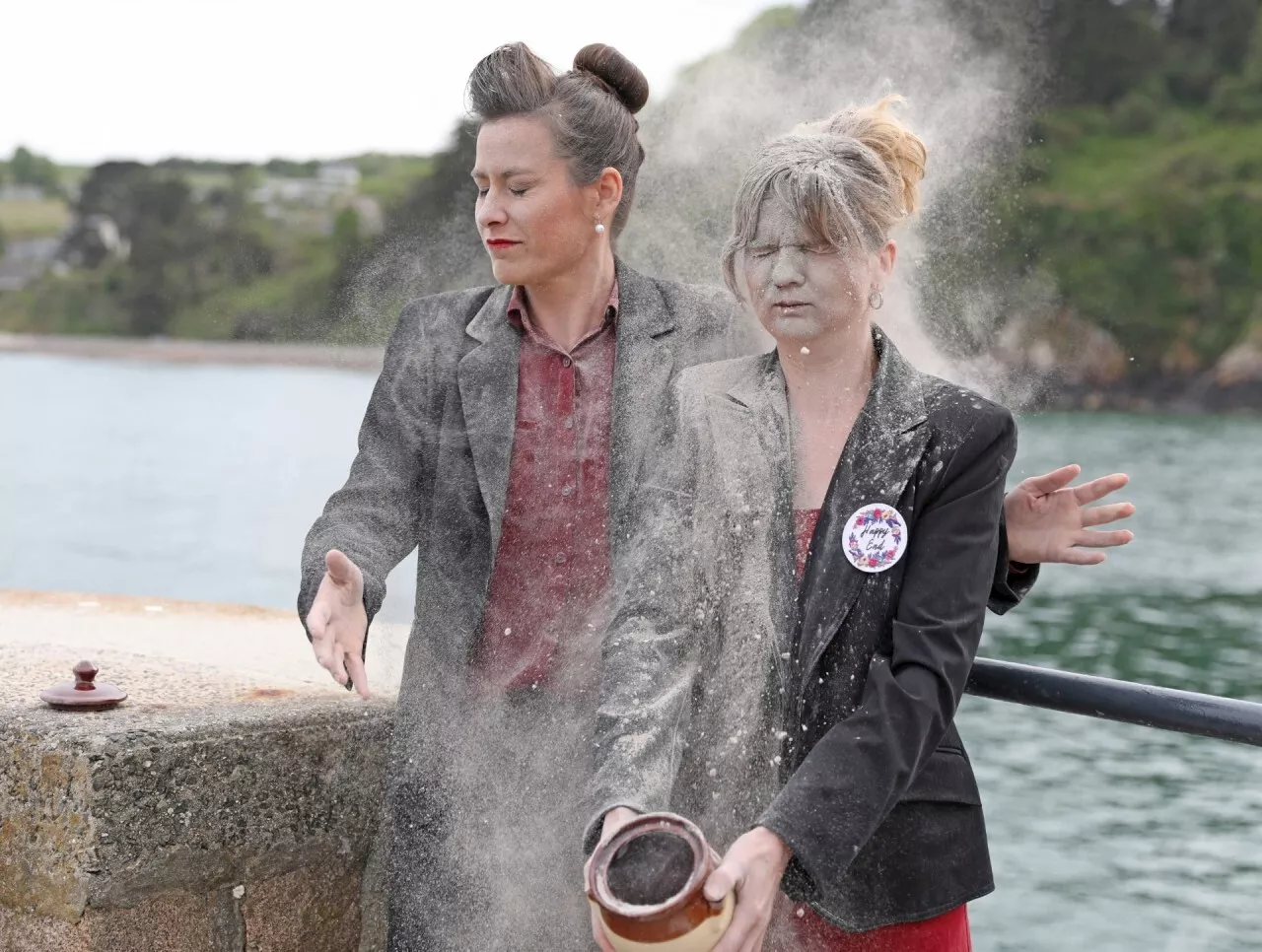 Humour : avec Jeanne et Gabrielle, l’enterrement sera plus drôle que prévu à Paimpol