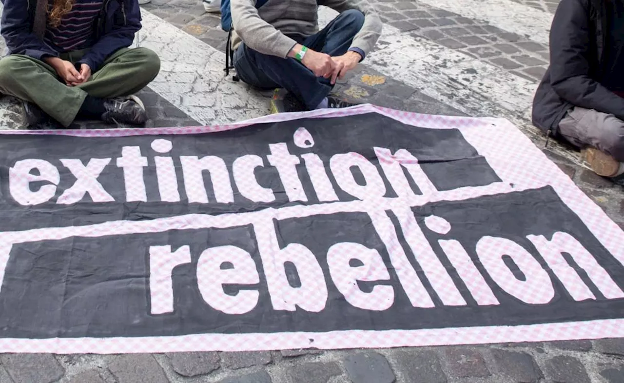 'Attiviste costrette a spogliarsi e fare squat in questura', la denuncia di Extinction Rebellion