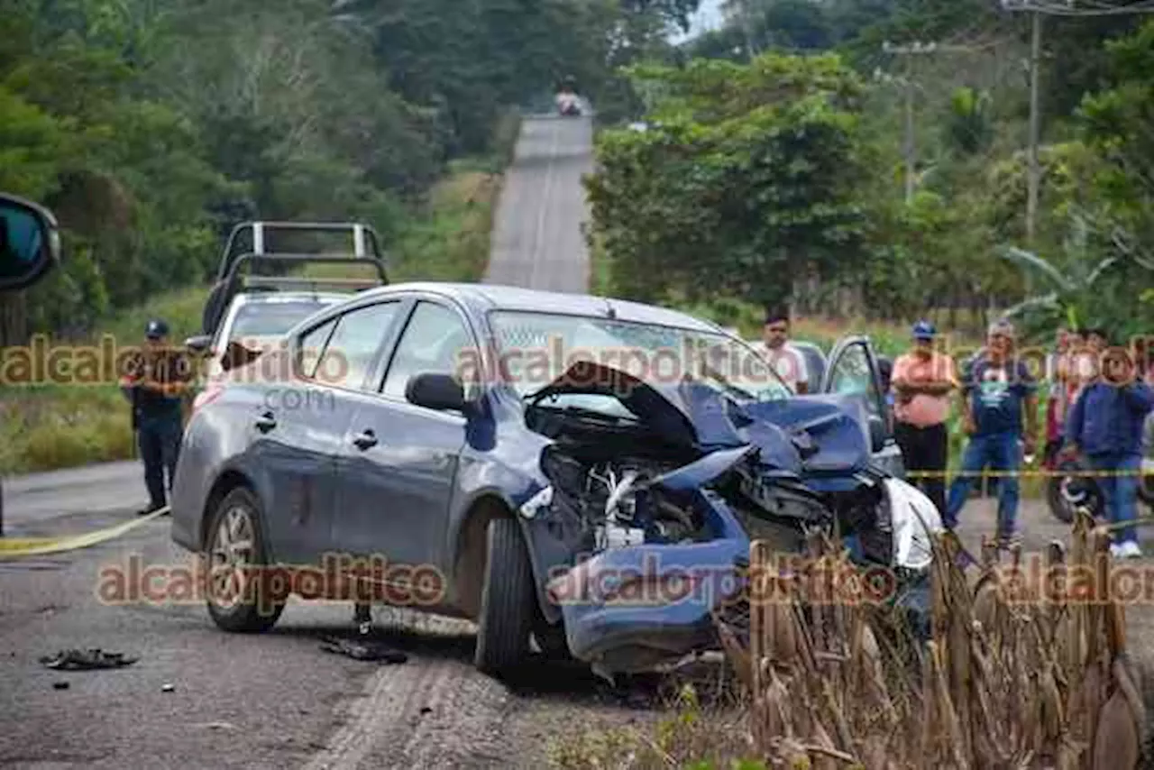 Policías en moto chocaron con auto, en carretera de Acayucan; un muerto