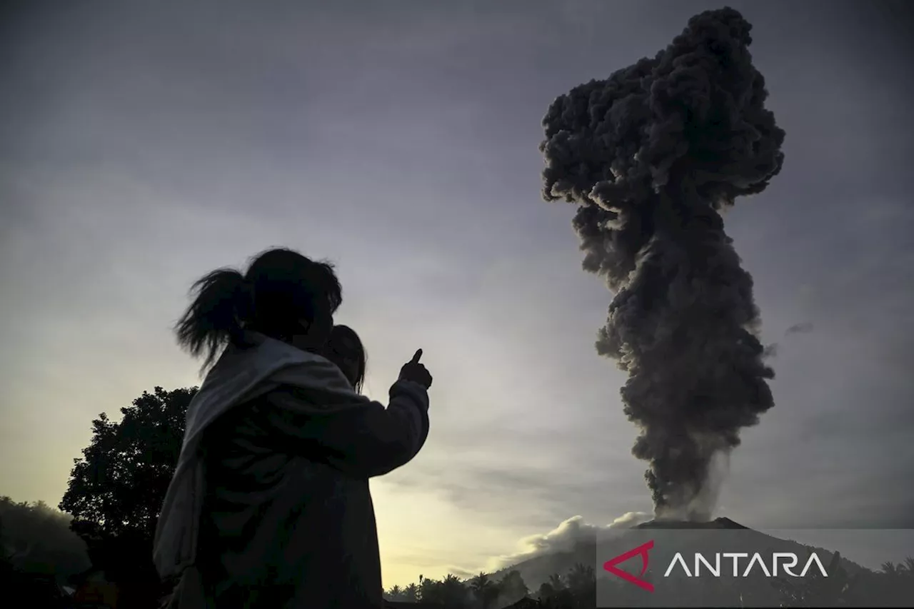 Gunung Ibu Erupsi, Kolom Abu Capai 5.325 Meter di Atas Permukaan Laut