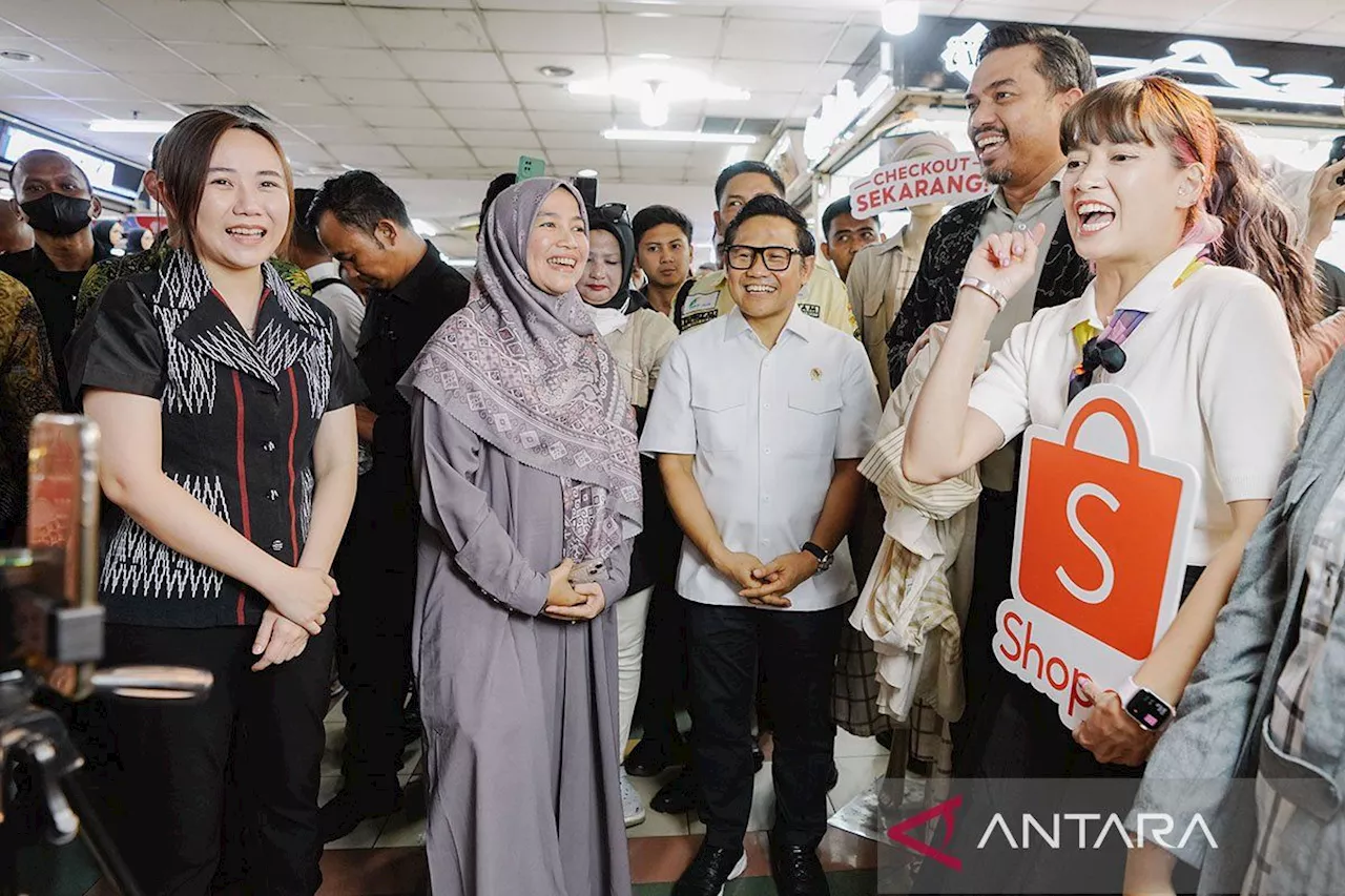 Menteri UMKM dan Menko PM live shopping Shopee di Tanah Abang