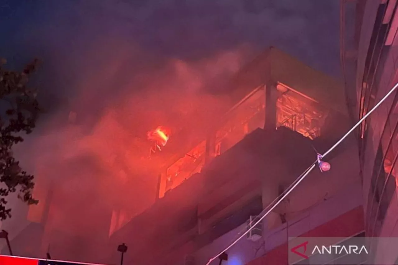 Sembilan Orang Terjebak Kebakaran di Gedung Glodok Plaza, Jakarta Barat