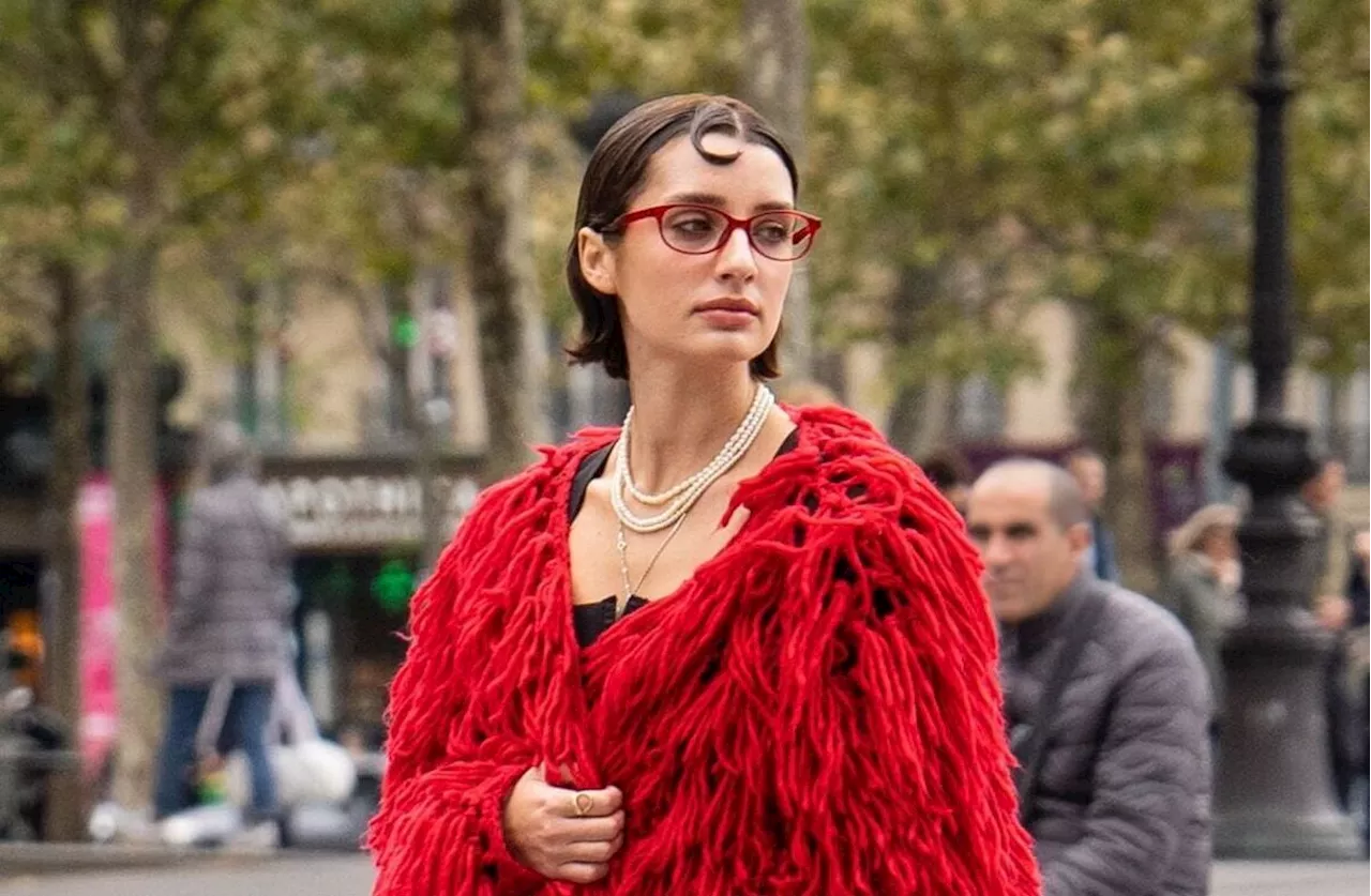 Les lunettes rouges, la tendance incontournable de 2025