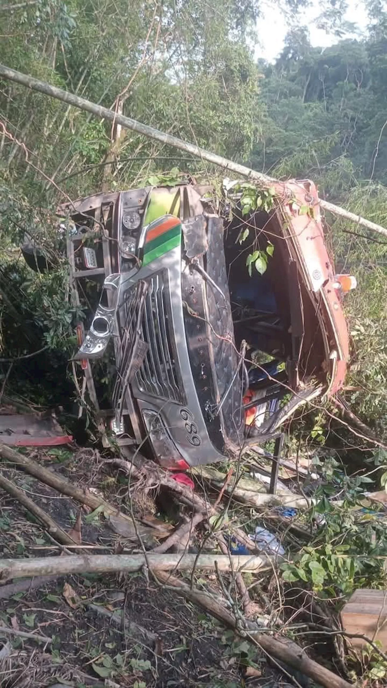 Accidente de tránsito en la vía La Peña - Bogotá, deja varios muertos y heridos.