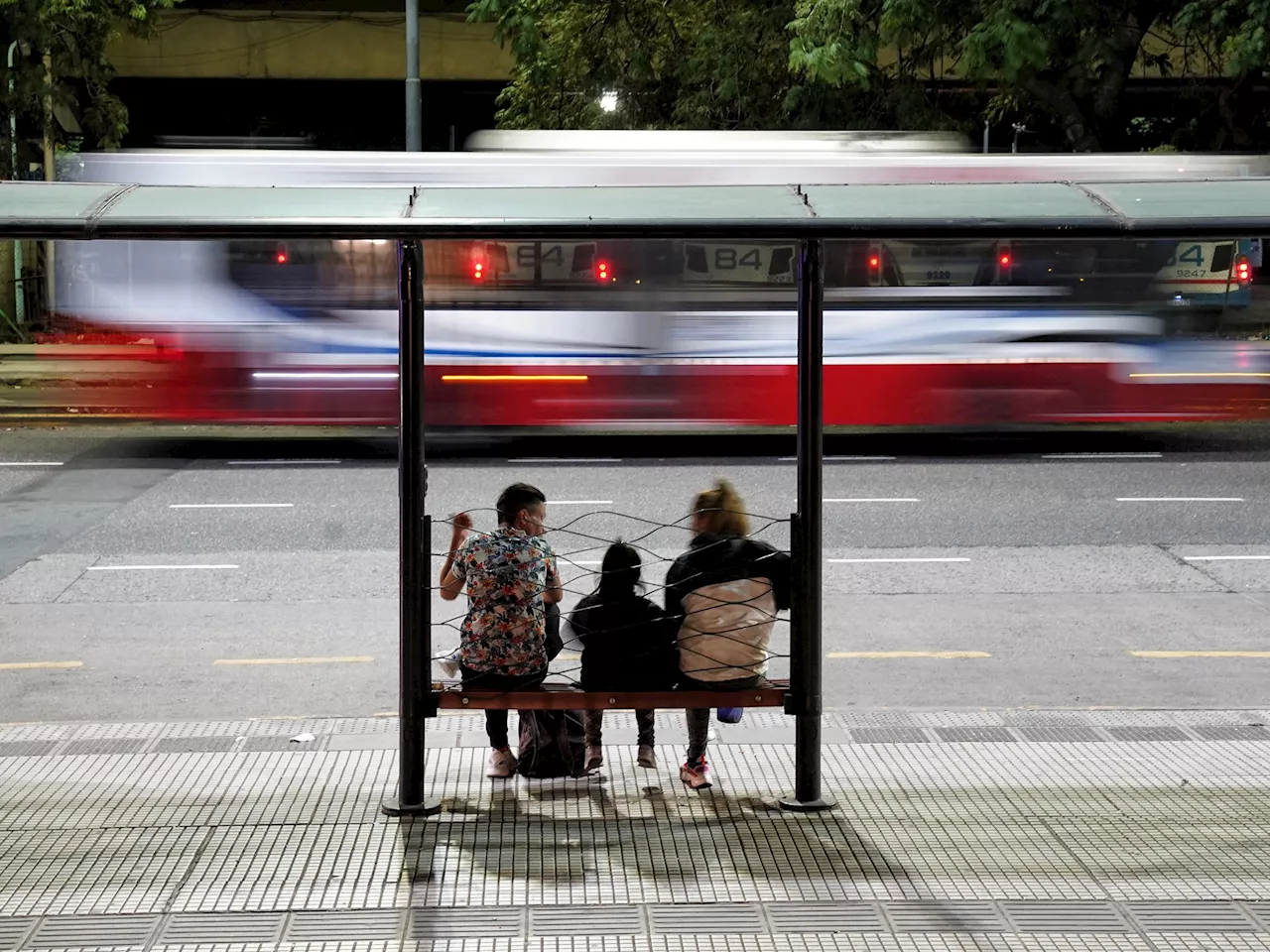 Paro de Colectivos en Buenos Aires: Miles de Usuarios Afectados por Falta de Subsidios