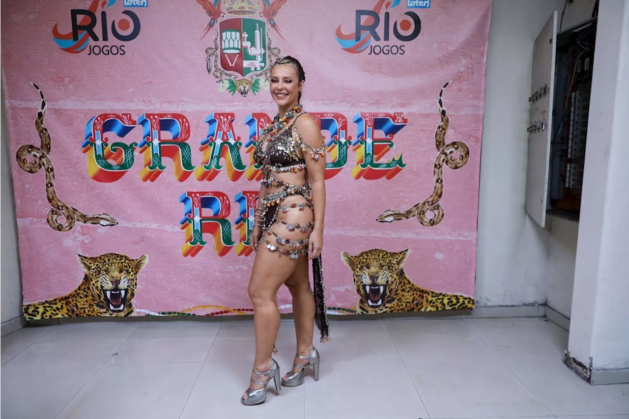 Paolla Oliveira celebra Jarina em ensaio da Grande Rio