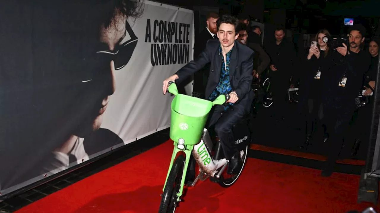 Timothée Chalamet stupisce tutti: in bicicletta sul tappeto rosso a Londra (e senza Kylie Jenner)