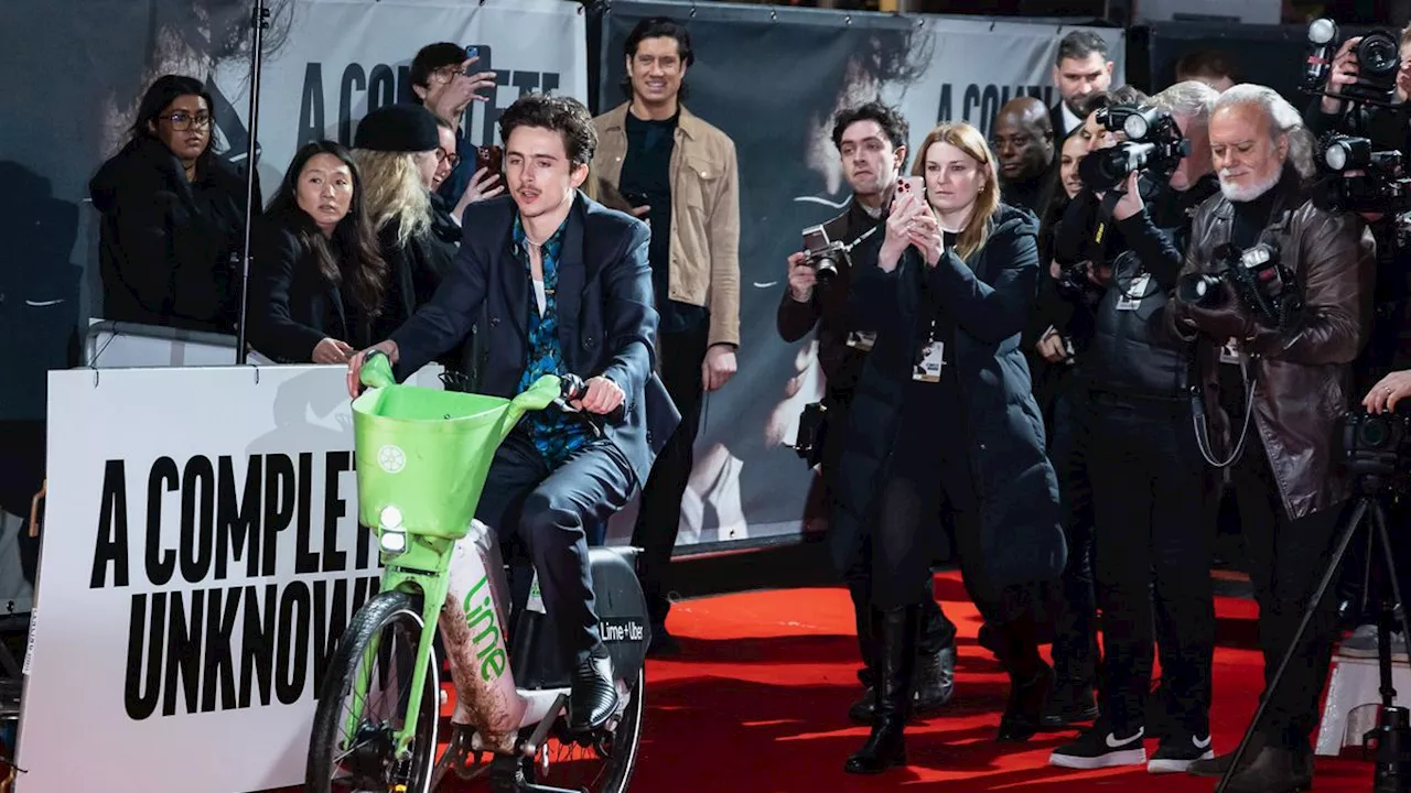 E-Bike statt Limousine: Timothée Chalamet radelt zur Filmpremiere