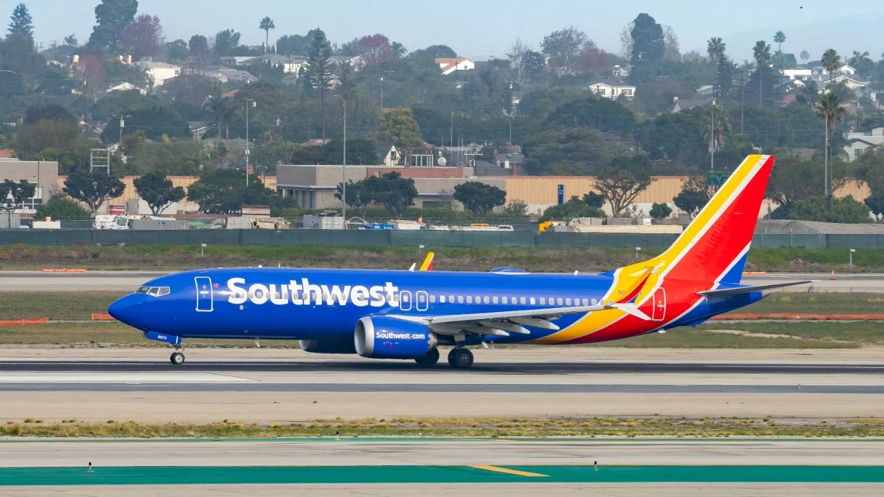 Southwest Airlines Cuts Costs by Halting Hiring and Summer Internships