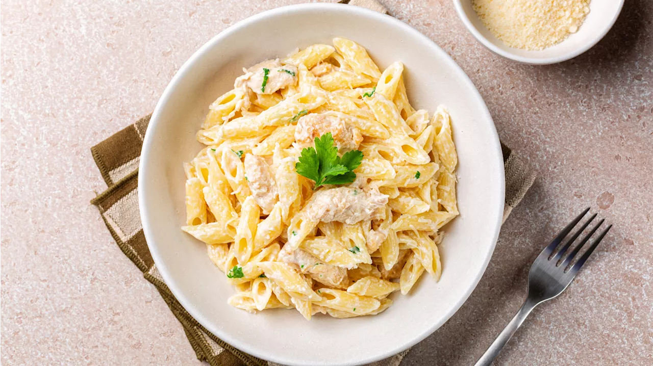 Zitronen-Pasta mit Hähnchen: Dieses cremige One-Pot-Gericht ist in 30 Minuten fertig