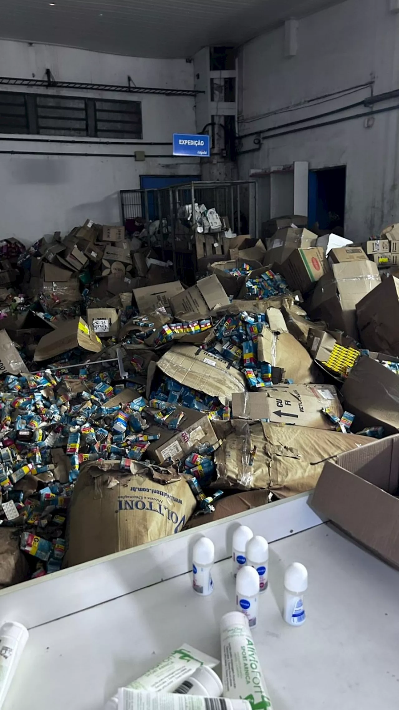 Polícia Civil encontra toneladas de produtos contaminados em depósito de farmácia no RS