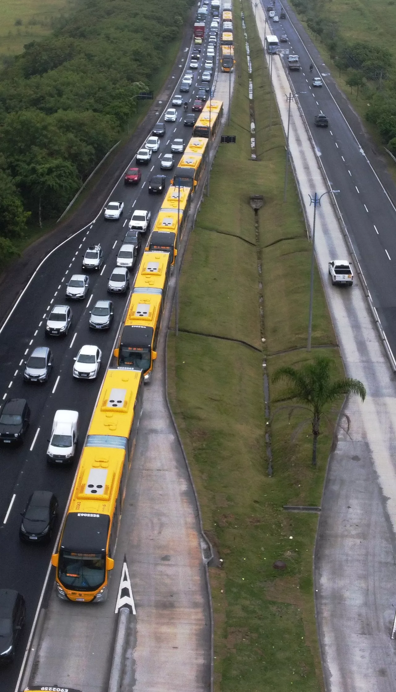 Prefeitura cobra R$ 200 milhões de empresas de ônibus por despesas ao assumir gestão do BRT