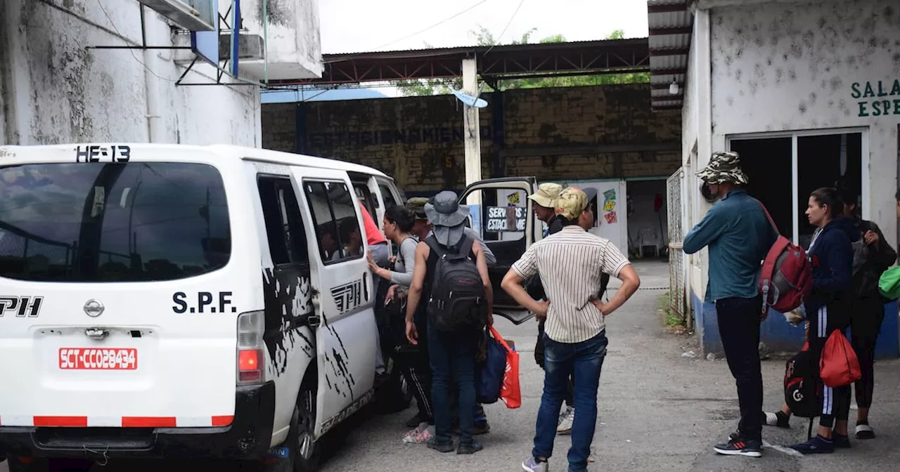 Caravanas se mueven ahora en combis y taxis