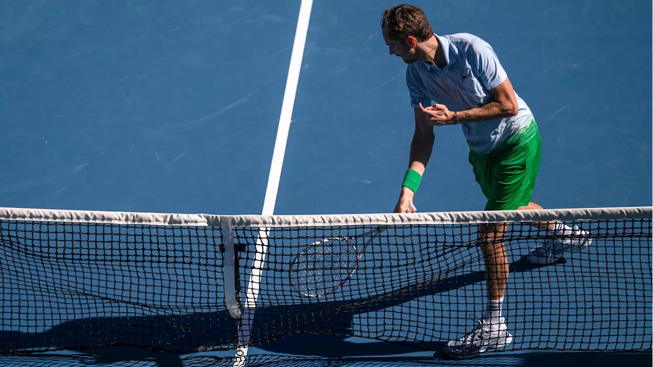 À l’Open d’Australie, Daniil Medvedev détruit une caméra avec sa raquette