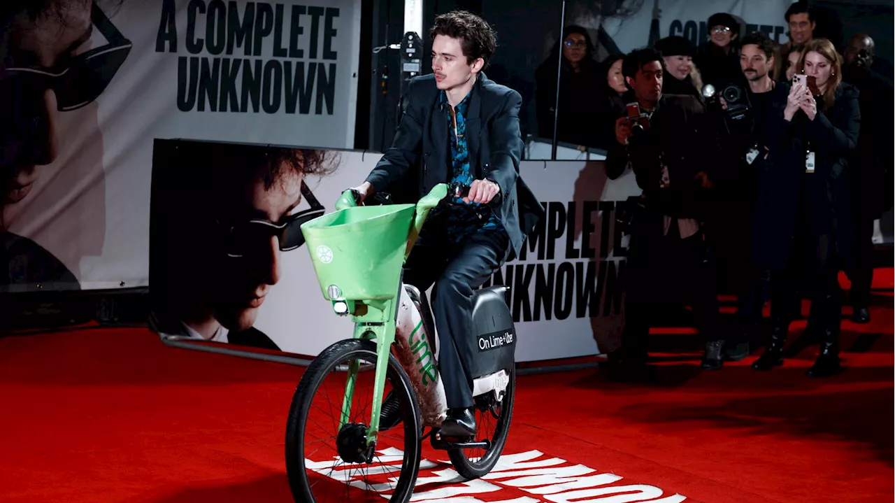 Timothée Chalamet arrive en vélo électrique à Londres pour l'avant-première d'Un Parfait Inconnu