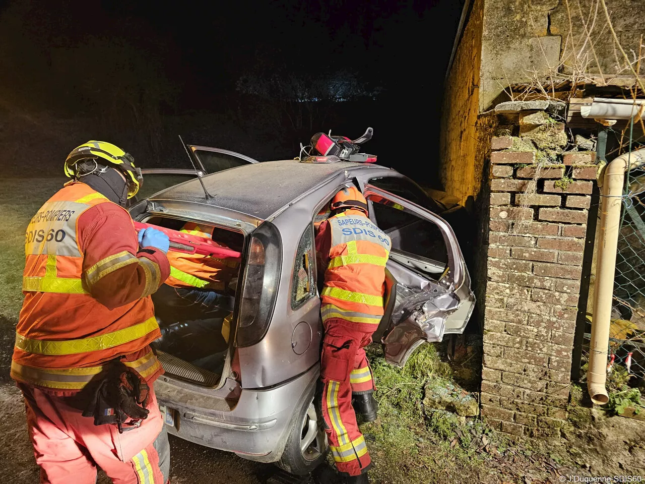 Une voiture s'encastre dans un mur dans l'Oise, son conducteur blessé mais conscient