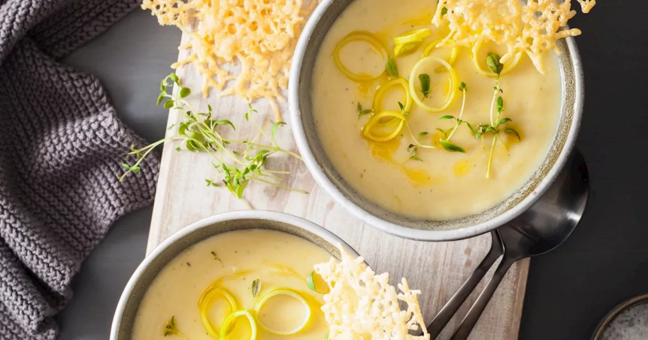 Soupe de poireaux et tuile au parmesan