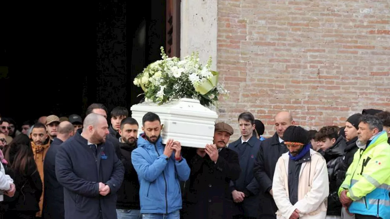 Tensioni al funerale di Maati, coltello sfiorato