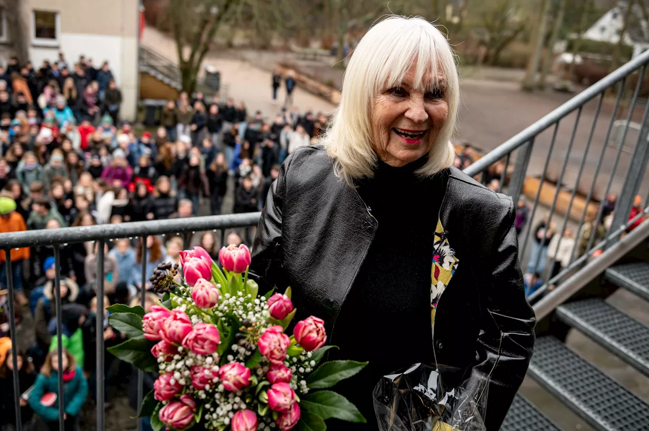 80 Jahre jung und immer noch die Lehrerin