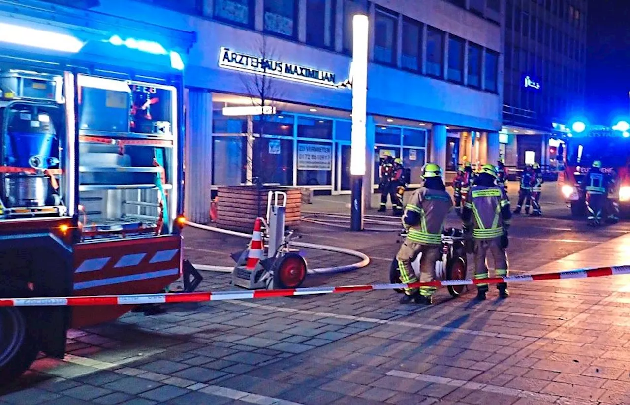 Atemschutztrupp bei Brand in Maximilianstraße im Einsatz – Starke Rauchentwicklung im Keller