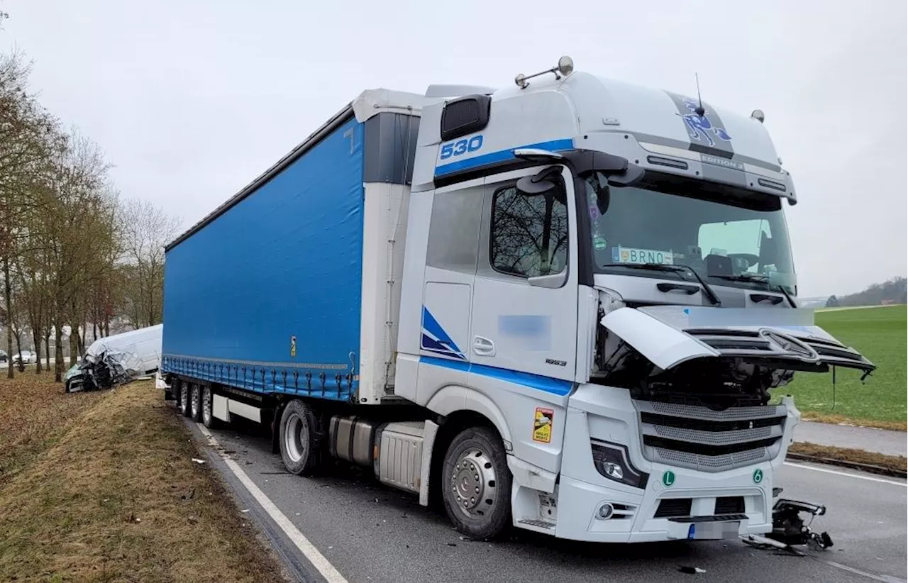 Frontal-Unfall bei Etterzhausen: Fahrer eines Kleintransporters nach Zusammenstoß mit Lkw schwer verletzt