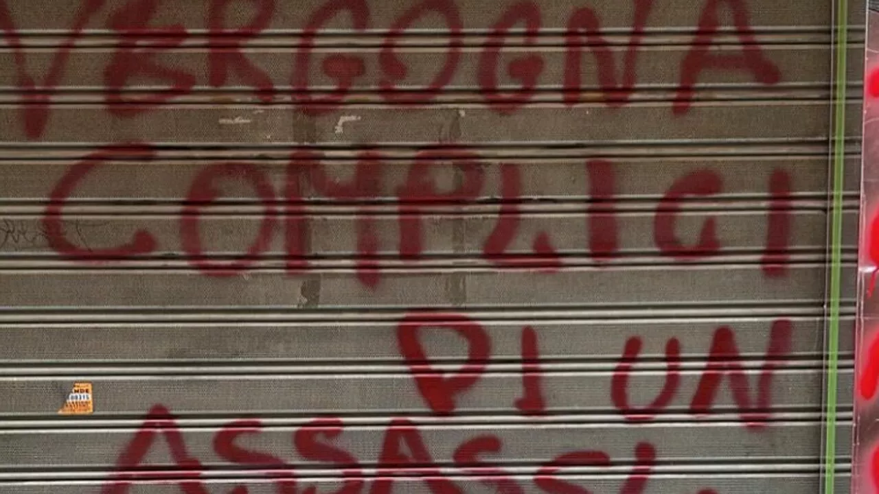 Insulti e scritte contro Speranza: 'Siamo sconcertati', denuncia associazione