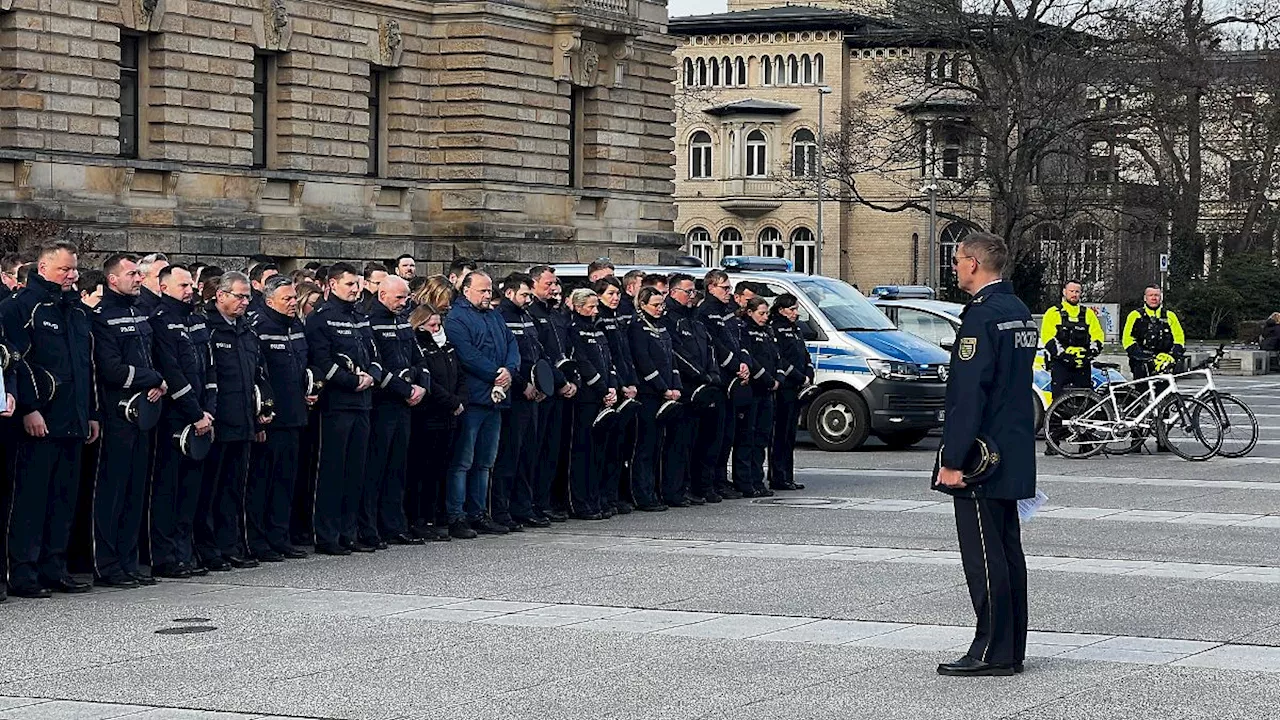 Deutschland gedenkt Polizisten Max: Blaulichter leuchten für #einervonuns