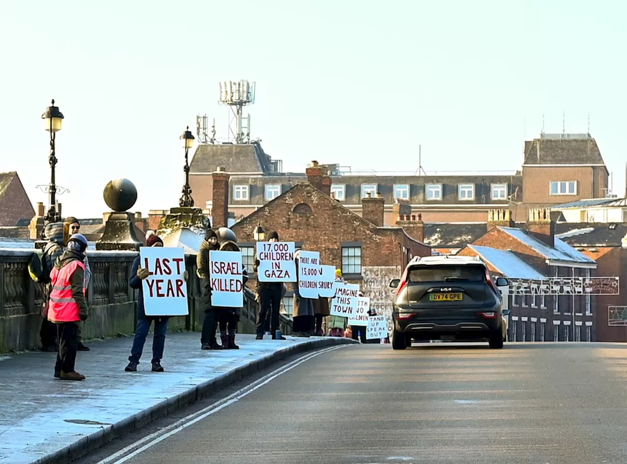 'Imagine this town with no children' - Protest on Shrewsbury bridge highlights lives lost in Gaza conflict