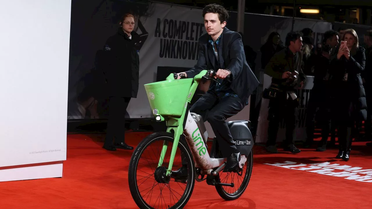 Timothée Chalamet à vélo électrique sur le tapis rouge de l'avant-première de 'Un parfait inconnu'