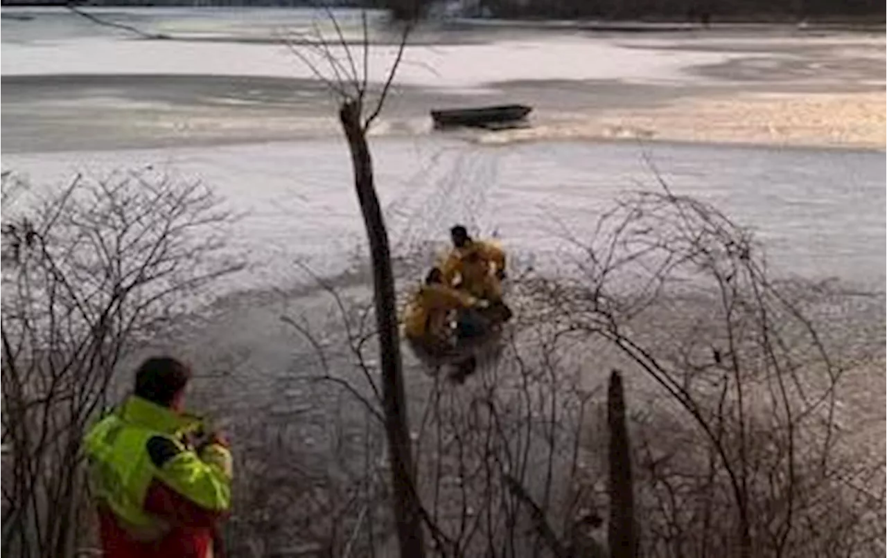 Salvataggio a lago ghiacciato: uomo e cane tratti in salvo dai vigili del fuoco