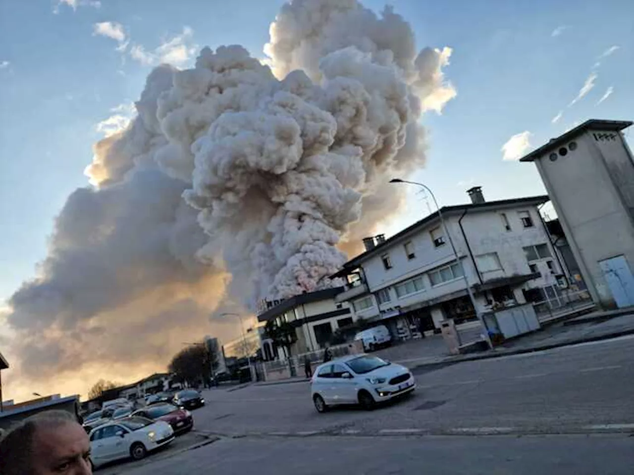 Incendio in azienda a Trissino: paura e fumo a chilometri di distanza