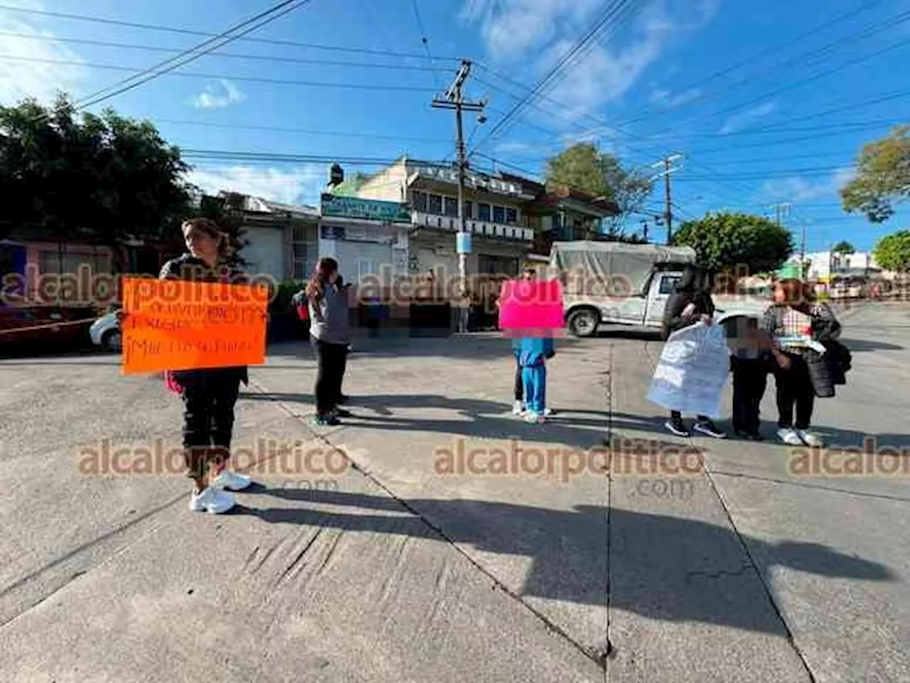 Padres de familia toman jardín de niños en Veracruz por falta de docente de Educación Física