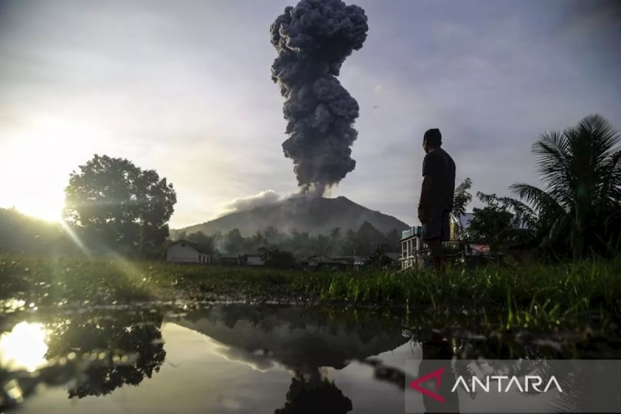 Aktivitas vulkanik meningkat, Gunung Ibu di Halmahera berstatus Awas