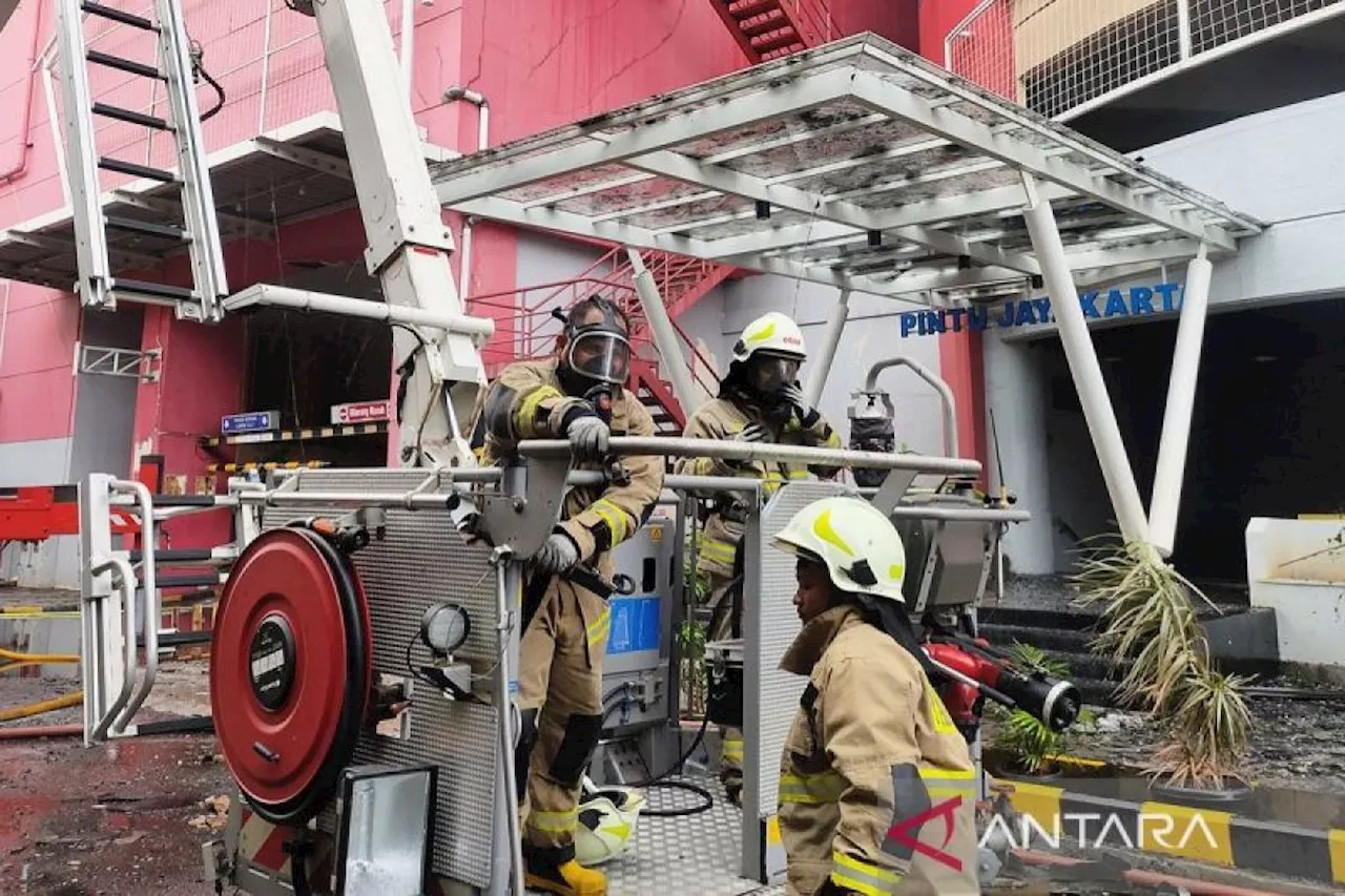 Petugas masih cari wanita yang hilang dalam kebakaran di Glodok Plaza