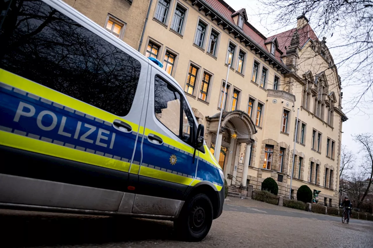 Aggressiver Vorfall vor Berliner Schule: Polizei hilft bei Eskalation