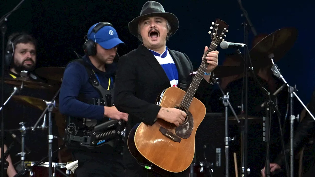 Peter Doherty chante l'épopée d'Étretat dans son nouveau clip vidéo