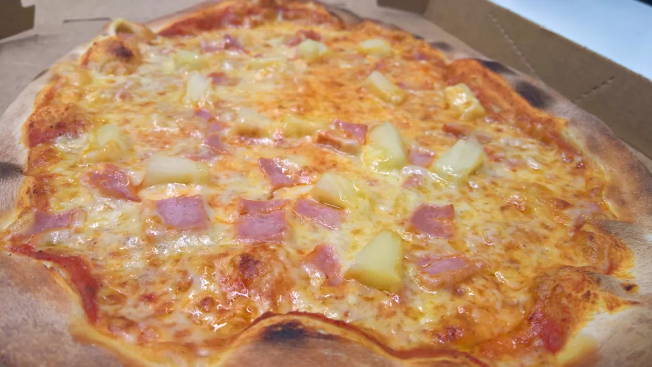 Un restaurant britannique taxe à 100 livres sterling la pizza à l'ananas