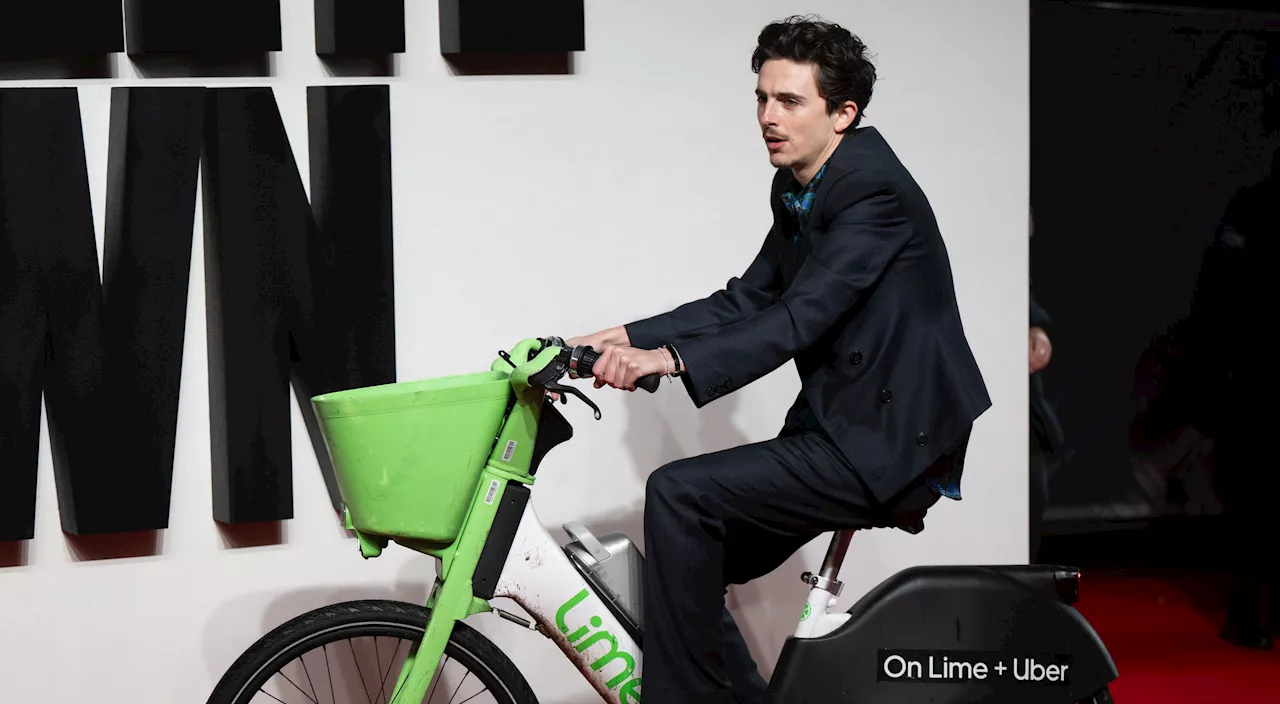 Timothée Chalamet recebe multa por estacionar bicicleta errada em Londres