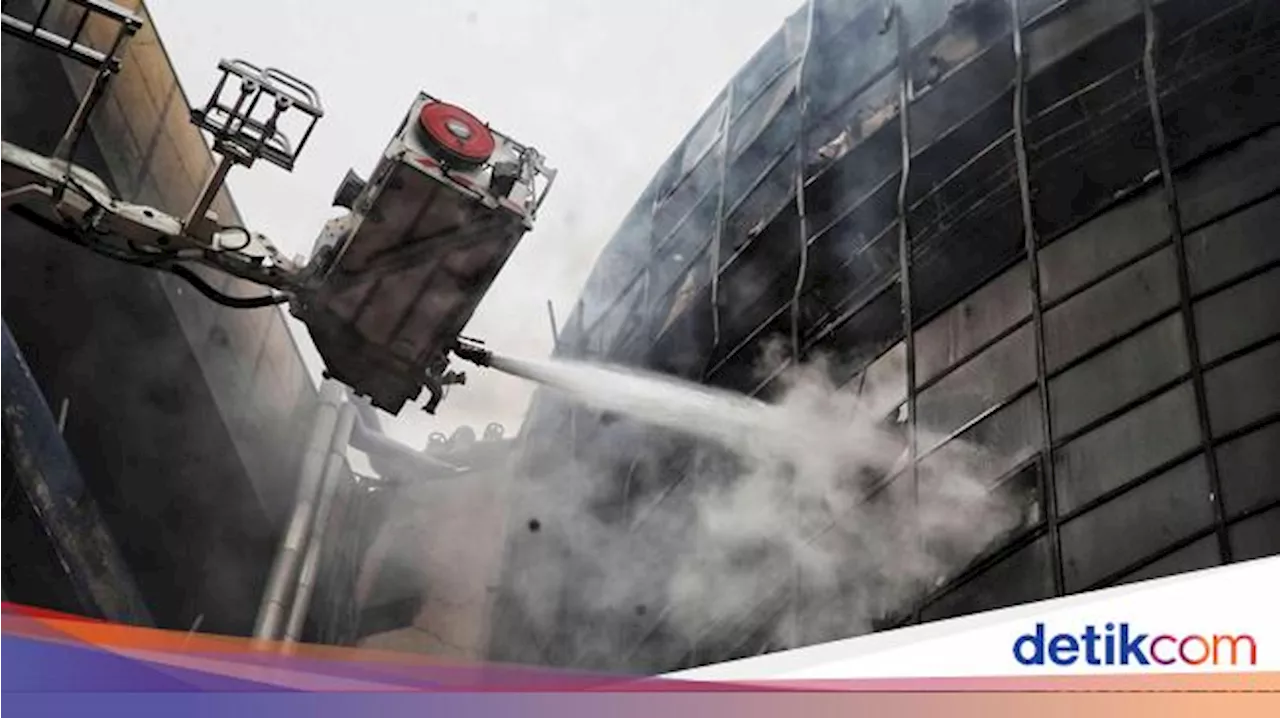 Glodok Plaza Dilanda Kebakaran, 10 Orang Hilang dan 4 Jenazah Ditemukan