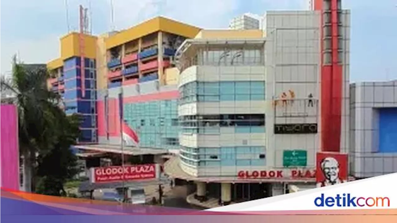 Kebakaran Mengguncang Glodok Plaza, Merusak Lantai dan Terjebak 9 Orang