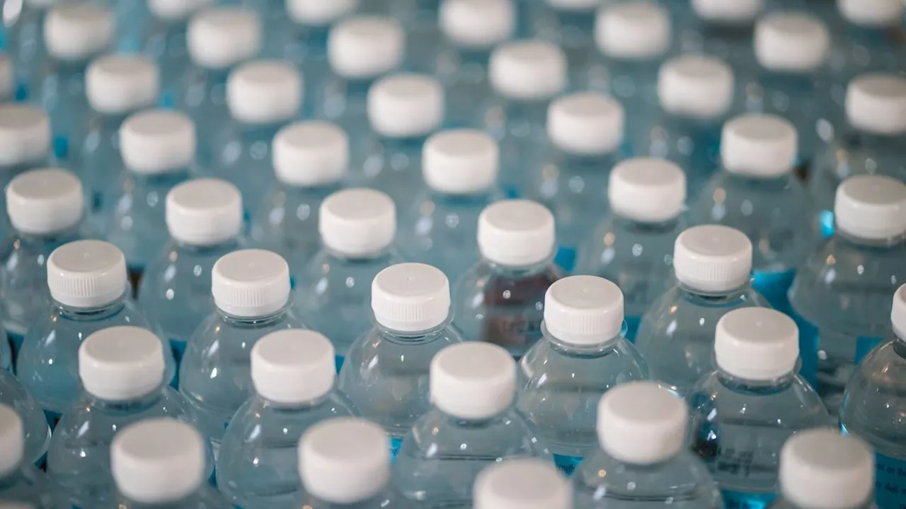 Des microplastiques présents dans 10 eaux en bouteille vendues en France, une étude alerte