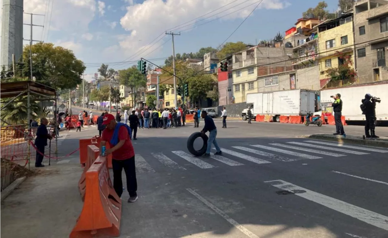 Vecinos de 'El Capulín' bloquean obras del Tren Interurbano por daños a sus viviendas