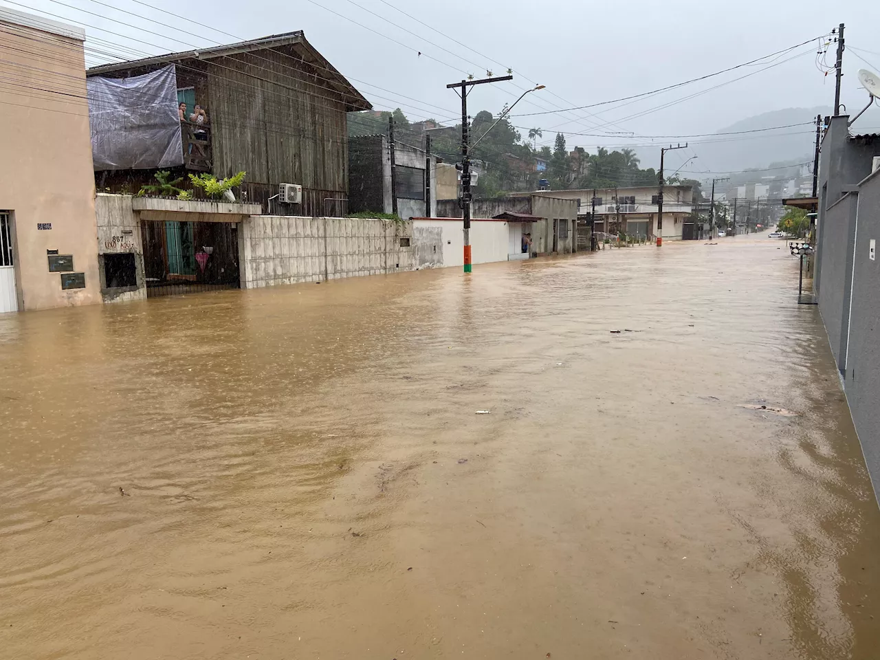 Mulher dá à luz em área alagada em Camboriú, SC