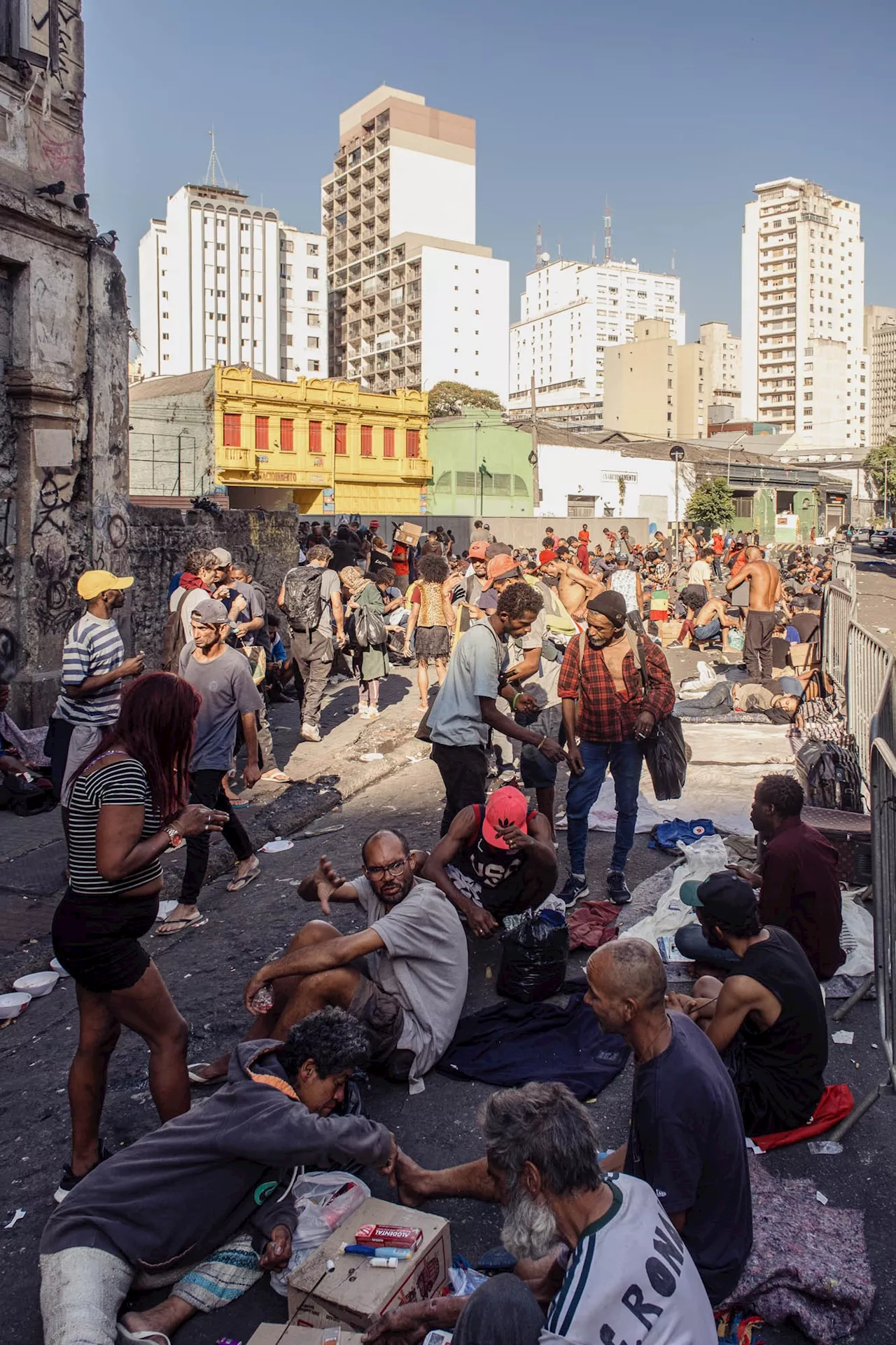 Prefeitura de SP constrói muro de 40 metros na Cracolândia