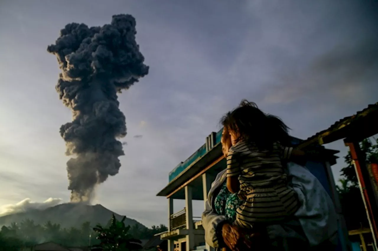 Ignorati ordini di evacuazione durante l'eruzione del vulcano Ibu in Indonesia