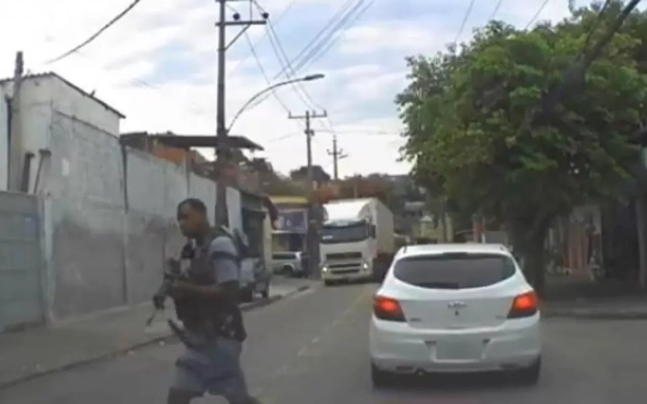 Vídeo: Motorista pede perdão a criminosos armados ao entrar por engano na Cidade Alta